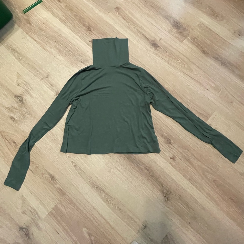 NWOT Dark sage green old navy ultralight turtleneck